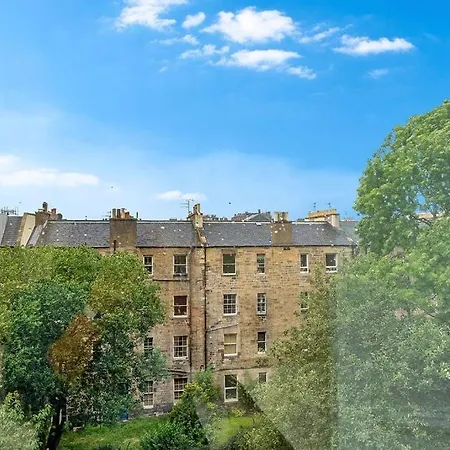 Bright And Spacious Flat Overlooking The Meadows Edinburgh Exterior photo