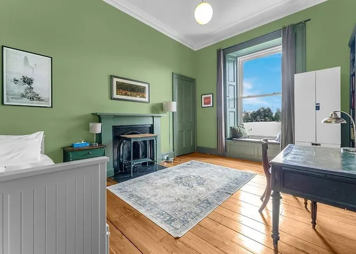 Bright And Spacious Flat Overlooking The Meadows