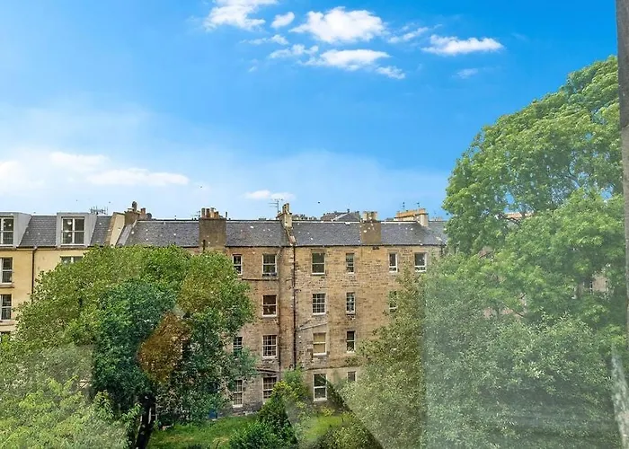 Bright And Spacious Flat Overlooking The Meadows