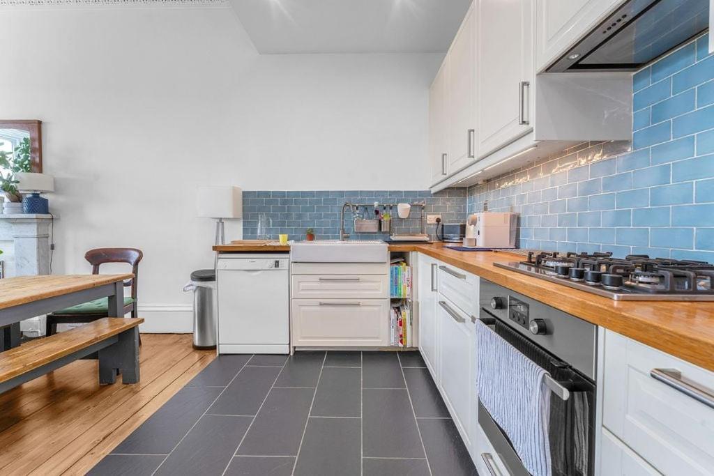 Апартаменты Bright And Spacious Flat Overlooking The Meadows Эдинбург