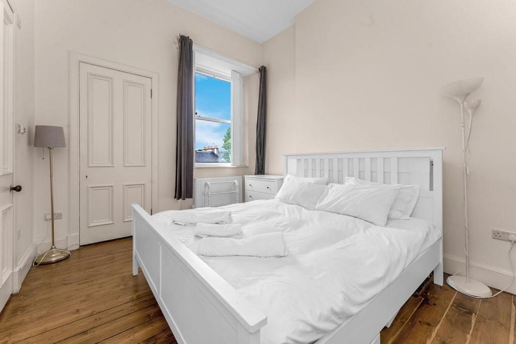 Bright And Spacious Flat Overlooking The Meadows Апартаменты Эдинбург