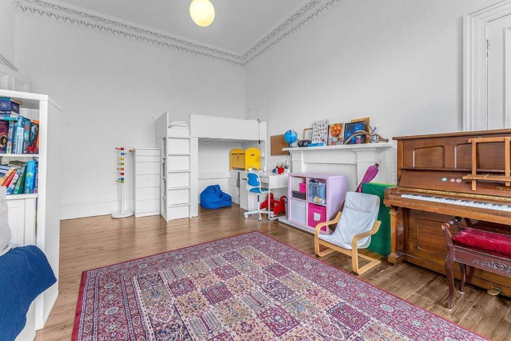 Bright And Spacious Flat Overlooking The Meadows * Эдинбург