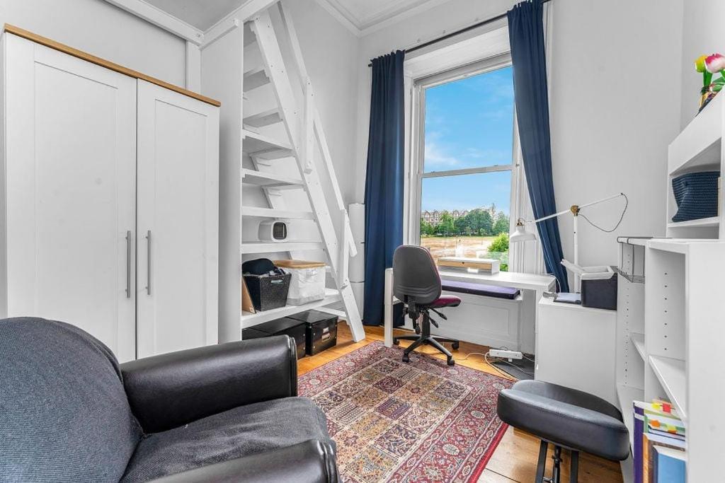 Апартаменты Bright And Spacious Flat Overlooking The Meadows Эдинбург