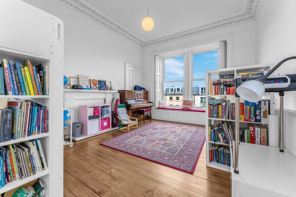 Bright And Spacious Flat Overlooking The Meadows