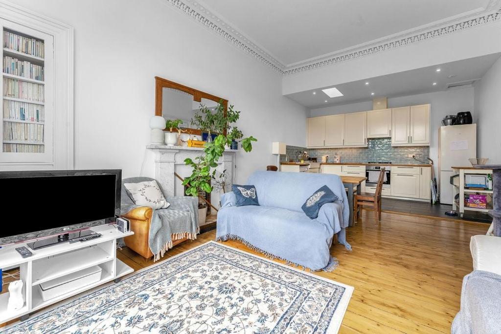 Апартаменты Bright And Spacious Flat Overlooking The Meadows *